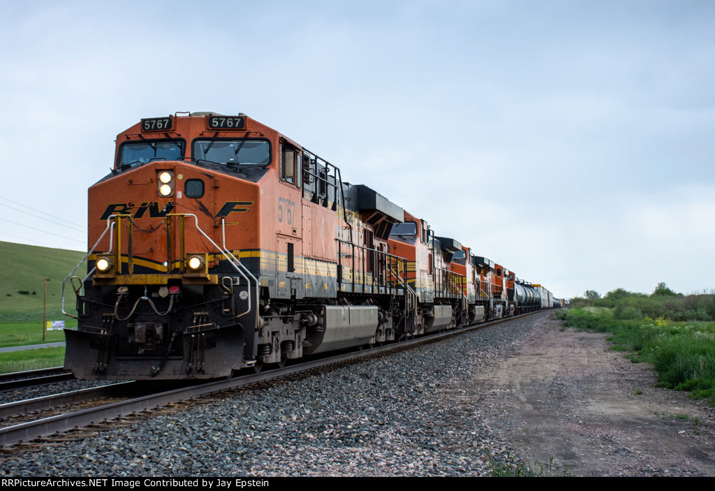 BNSF 5767 leads a manifest west at Winson